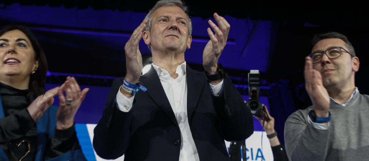 El presidente de la Xunta, Alfonso Rueda junto al alcalde de Ribadeo en un acto de campaña