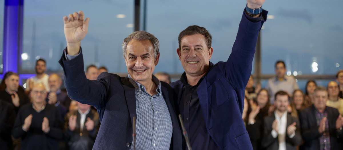 El candidato del PSdeG a la presidencia de la Xunta de Galicia, José Ramón Gómez Besteiro  junto al el expresidente del Gobierno José Luis Rodríguez Zapatero, durante el mitin celebrado esta tarde en A Coruña. EFE/Cabalar