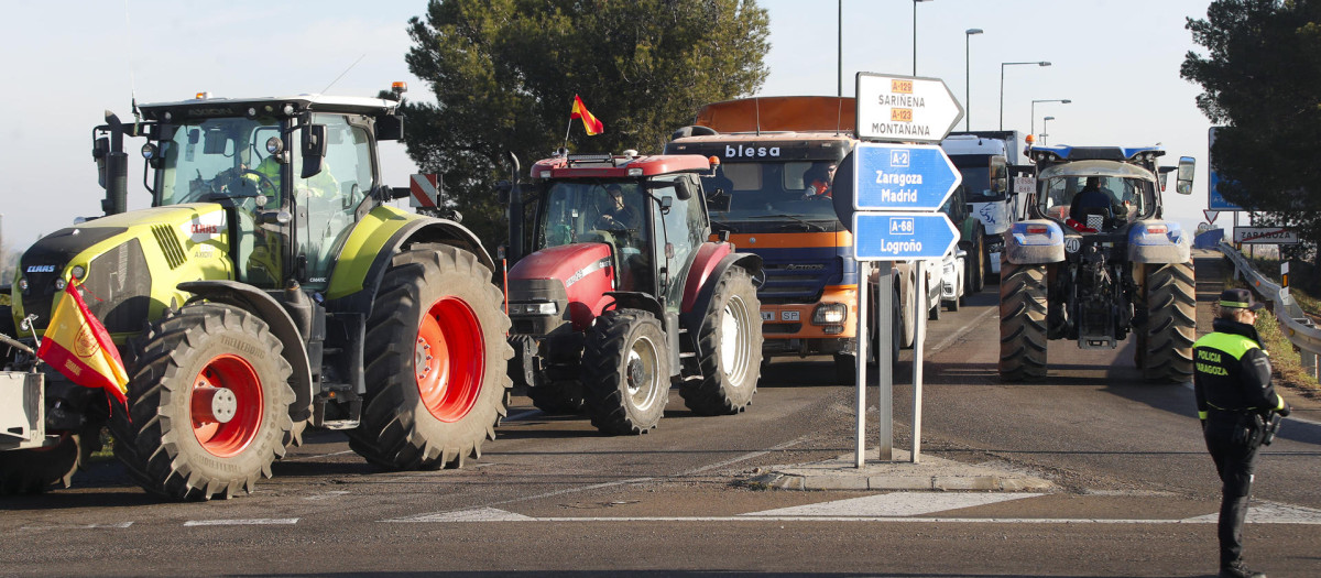 Las protestas de los agricultores continúan este miércoles por segundo día y mantienen cortadas grandes vías de circulación