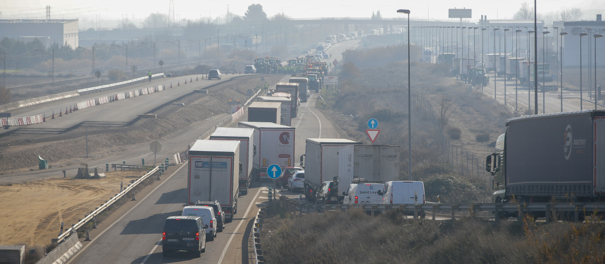 Los agricultores cortan carretera a la altura de El Burgo de Ebro, en Zaragoza