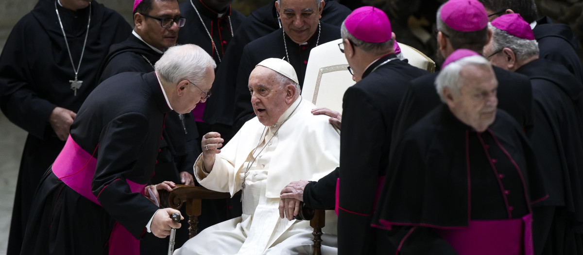 El Papa habla con algunos obispos tras la audiencia general del miércoles