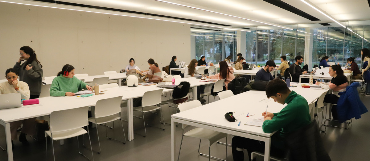 Apertura de la Biblioteca 'Grupo Cántico'