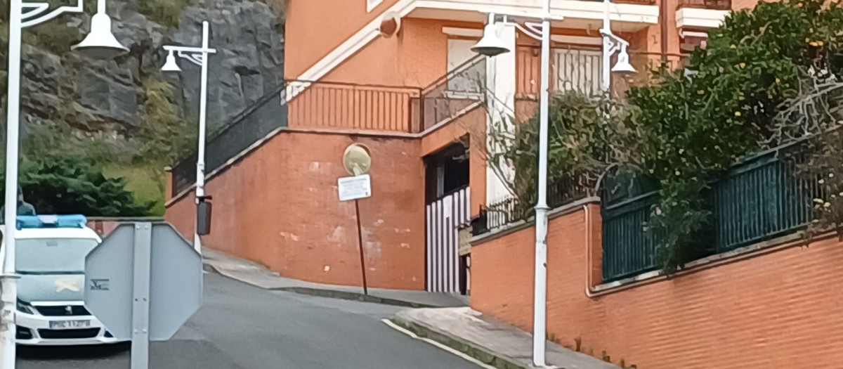 Garaje de la casa en donde se ha cometido el asesinato de Castro Urdiales