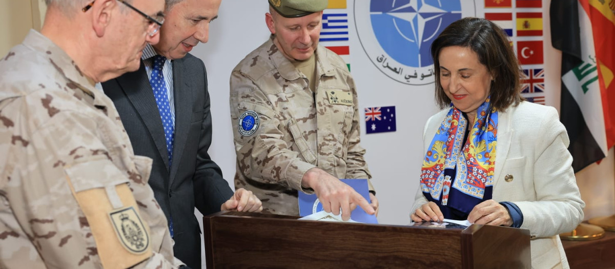 La ministra de Defensa, Margarita Robles, durante la visita al cuartel general 
@IraqNato, donde se ha reunido con el general jefe de la Operación 'Inherent Resolve'