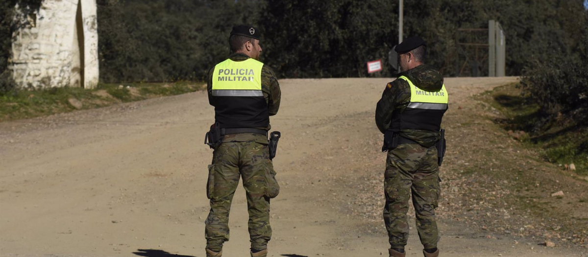 Militares acordonando el lugar donde fueron localizados los dos militares fallecidos en la base de Cerro Muriano en diciembre.