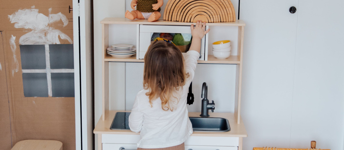 Una niña jugando