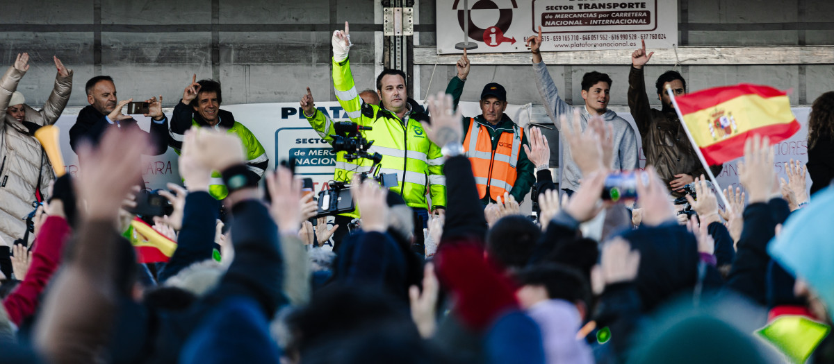 Decenas de agricultores y ganaderos votan a mano alzada durante una reunión nacional de la Sociedad Civil