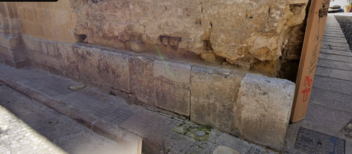 Deterioro en la base del alminar de Santa Clara