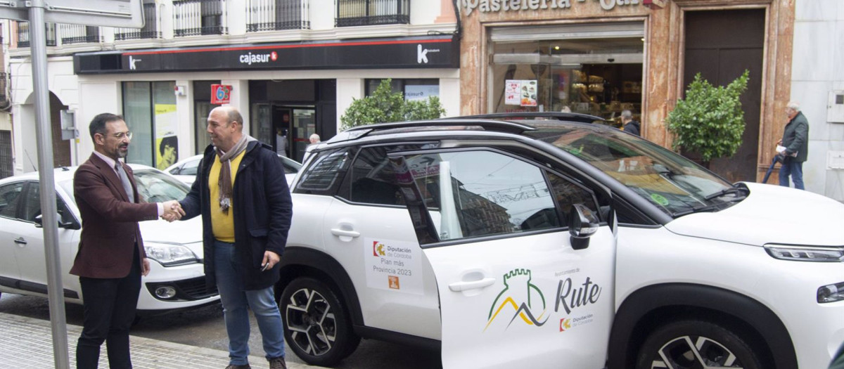 El vicepresidente tercero y delegado de Desarrollo Económico, Promoción y Empleo de la Diputación de Córdoba, Félix Romero (izda.), en la entrega del vehículo en Rute