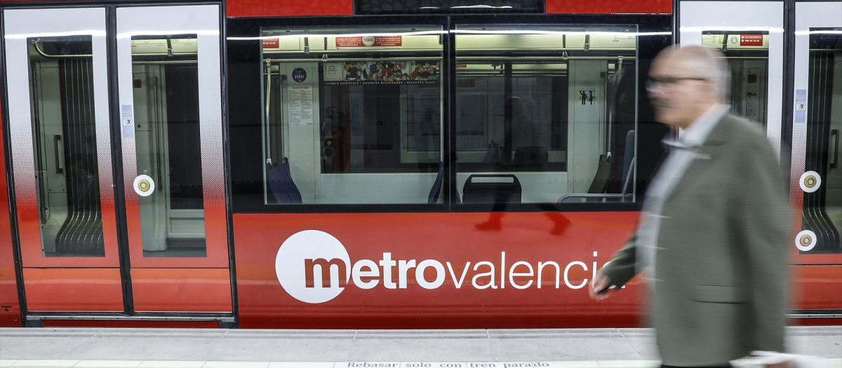 Un hombre camina por un andén de la Línea 10 de Metrovalencia