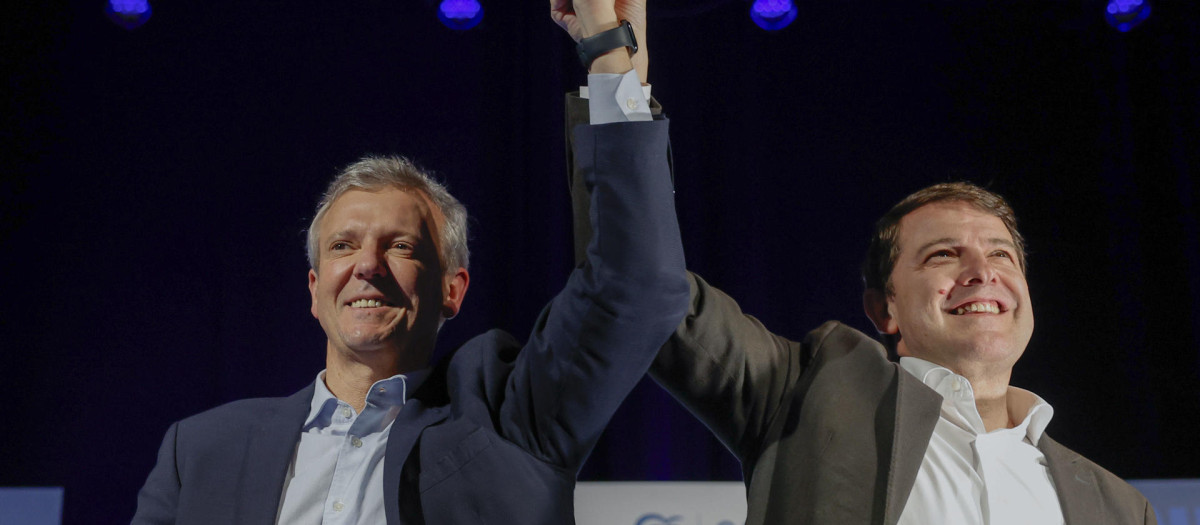 El presidente de la Xunta y candidato del PPdeG, Alfonso Rueda (i), al comienzo del mitin del partido acompañado por el líder del PP de Castilla y León, Alfonso Fernández Mañueco (i), este lunes en O Barco, Ourense. EFE/Lavandeira jr