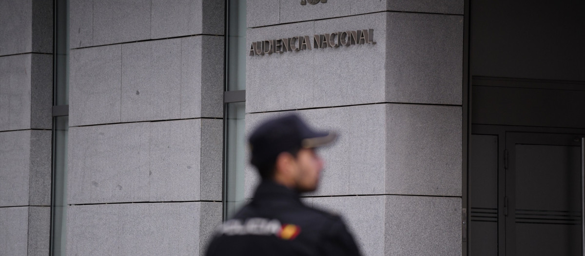 Un agente de Policía en la entrada de la Audiencia Nacional, donde se ha celebrado el juicio