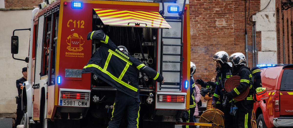 Un camión de bomberos yendo a sofocar un incendio