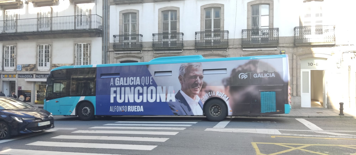 Autobús con la publicidad de campaña