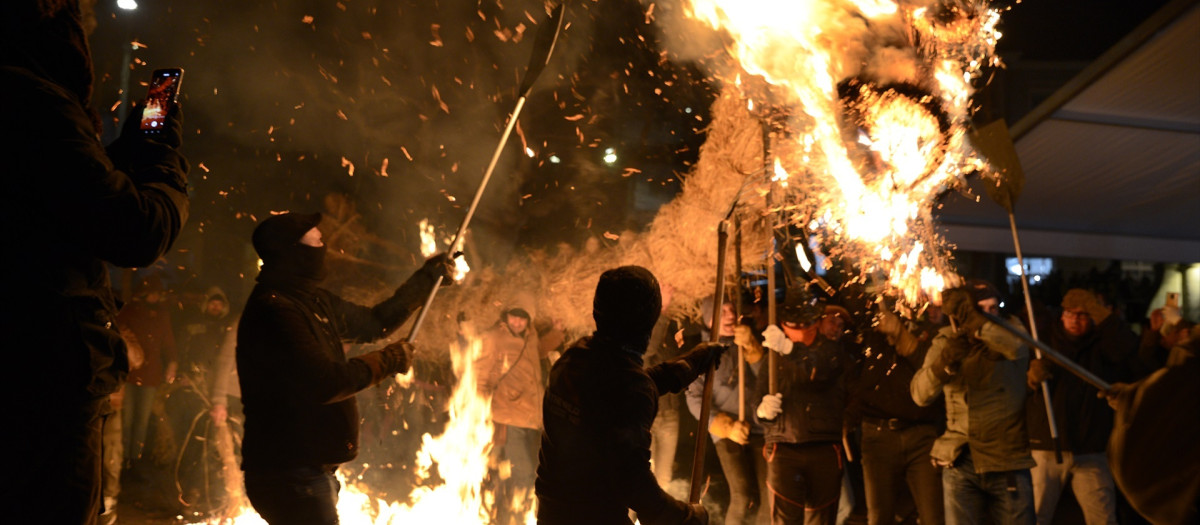 Varias personas durante la procesión de los Fachós en Castro de Caldelas en Ourense, a 19 de enero de 2024, en Castro de Caldelas, Ourense, Galicia (España). La Festa dos fachós de Castro Caldelas se celebra la víspera de la onomástica del patrón, San Sebastián. Las familias llevan sus fachós, tradicionalmente elaborados de paja de centeno, por una procesión en el contorno de la Iglesia de los Remedios y del Castelo, donde se prenden. Finalmente los fachós se tiran todos juntos para que acaben de arder en conjunto, y acaban con una fiesta por la noche, con vino y chorizo. Este rito está relacionado con la peste, como agradecimiento al patrón de la villa en su intercesión ante la amenaza de la muerte.
19 ENERO 2024;TRADICIÓN;SAN SEBASTIÁN;ORENSE;FIESTA;PATRÓN;FIESTA RURAL;RITOS
Rosa Veiga / Europa Press
19/1/2024