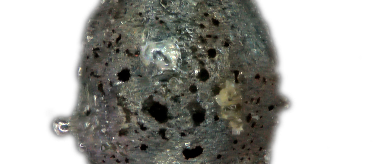 Imagen del micrometeorito encontrado en una montaña del sur de Italia