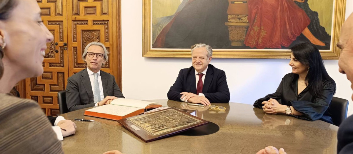 El presidente de la Diputación de Córdoba, Salvador Fuentes (centro), junto al embajador de Colombia en España, Eduardo Ávila.