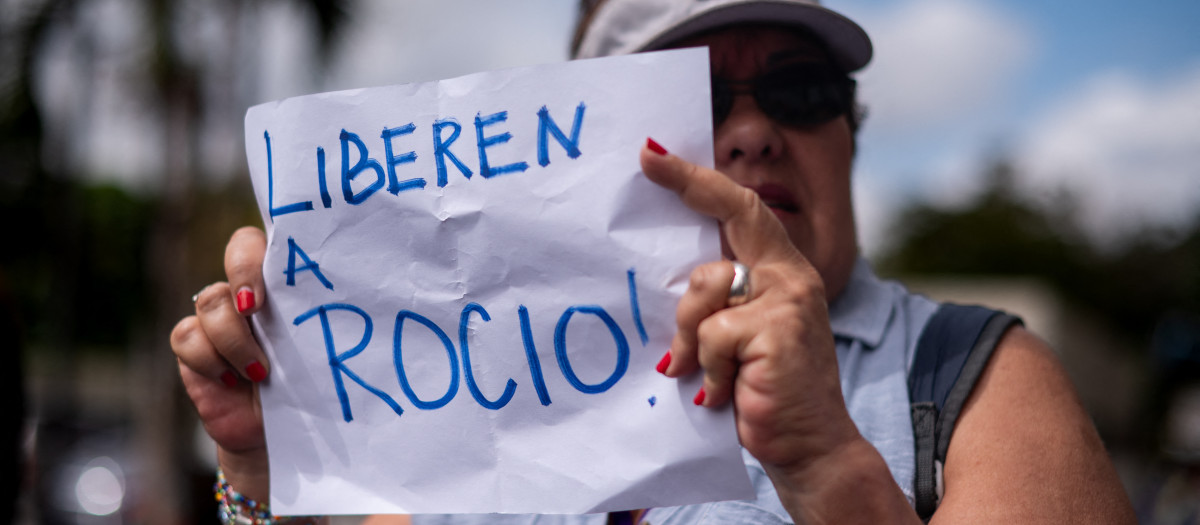 Una mujer protesta en Caracas por la detención de Rocío San Miguel