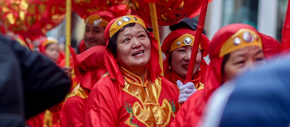 Una mujer durante el desfile de Año Nuevo Chino en el distrito de Usera, a 11 de febrero de 2024, en Madrid (España). Ayer, 10 de febrero de 2024, se inició el Año del Dragón, y Madrid, por noveno año consecutivo, lo celebra con un programa de actividades culturales que se extienden del 2 al 29 de febrero, principalmente en el distrito de Usera.
11 FEBRERO 2024;FESTIVIDAD;FIESTA;CELEBRACIÓN;AÑO NUEVO;DRAGÓN;DESFILE;PASACALLES;CHINO;CHINA