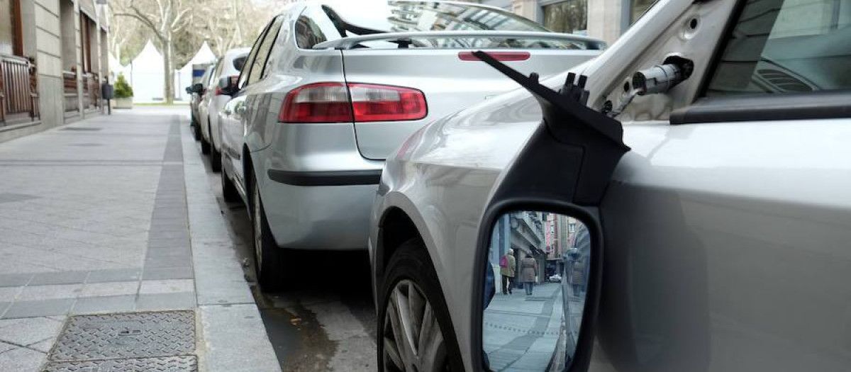Un coche con el retrovisor roto de cuajo