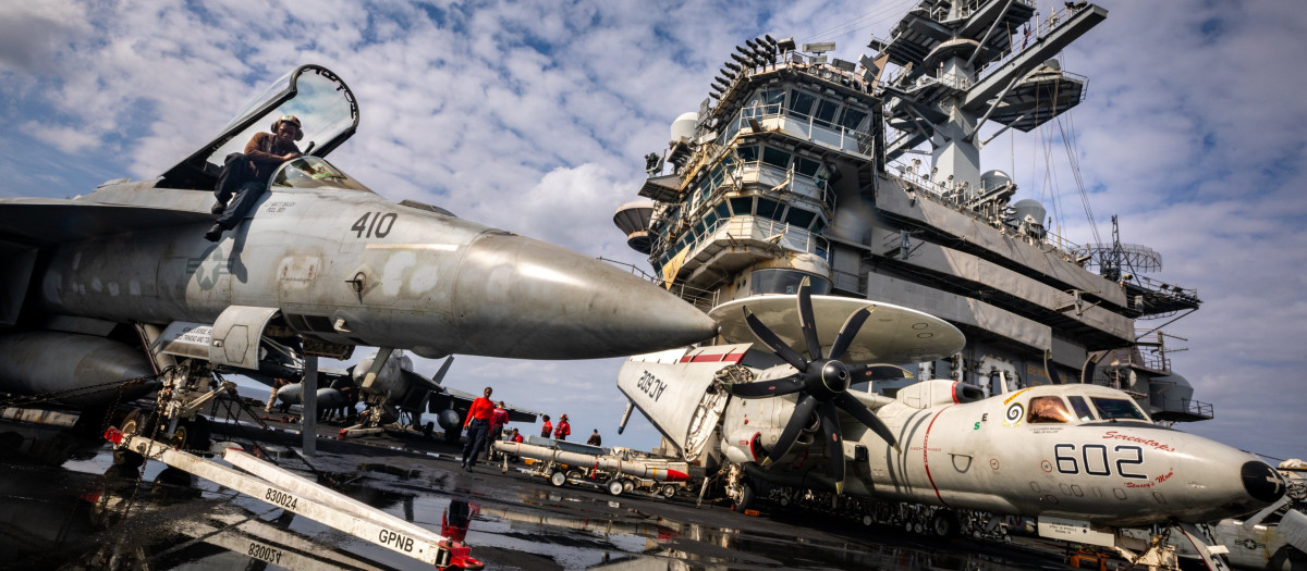 Cubierta del portaaviones estadounidense USS Eisenhower desplegado en el mar Rojo