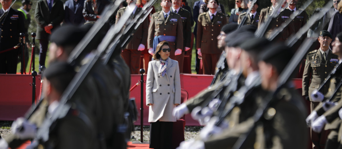 La ministra Robles, en Cerro Muriano (Córdoba), donde ha anunciado la disposición de la Armada para colaborar con Interior