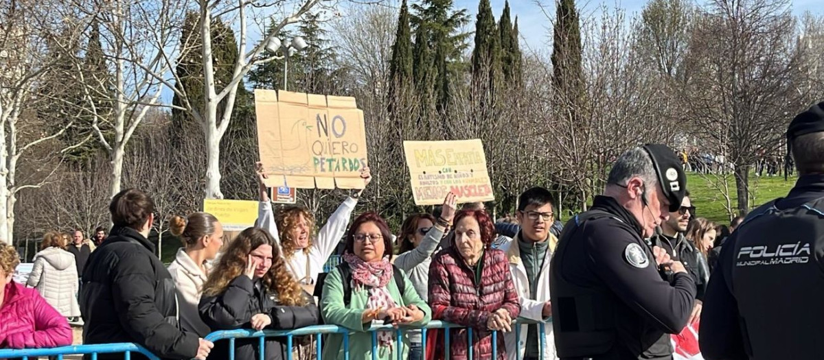 Personas contra la 'Mascletá'