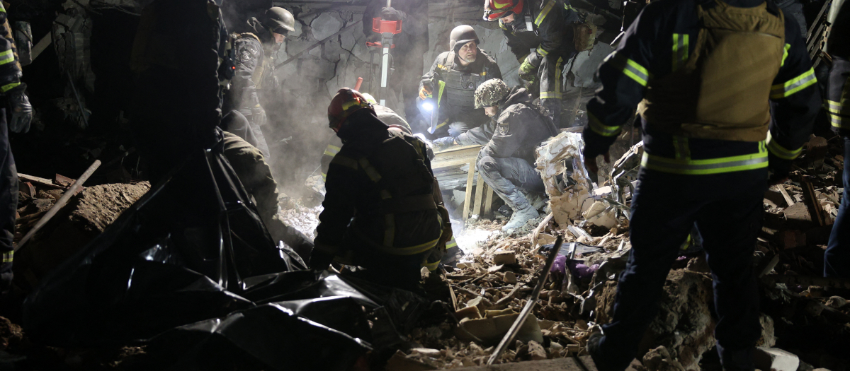 Agentes de policía y rescatistas ucranianos limpian los escombros de una casa privada destruida después de un ataque con cohetes rusos en Kramatorsk, región de Donetsk