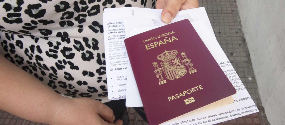 Una persona muestra su documentación antes de votar en el consulado español de Montevideo (Uruguay)