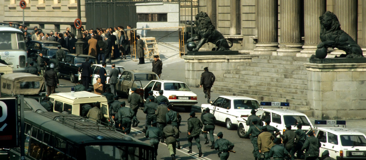 El Congreso de los Diputados rodeado de policías y periodistas en la calle carrera de San Jerónimo tras el golpe de Estado 23 F