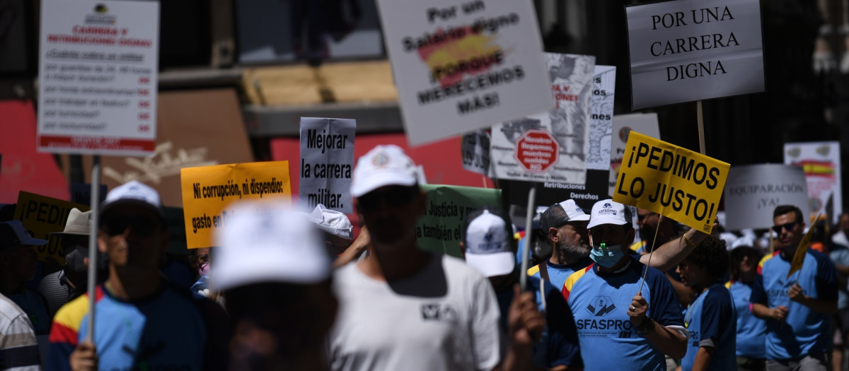 Varios manifestantes marchan hacia el Congreso de los Diputados en una concentración de militares profesionales para reivindicar ‘dignidad salarial’, a 25 de junio de 2022, en Madrid (España). La concentración ha sido convocada por Las asociaciones profesionales militares de Suboficiales de las Fuerzas Armadas (Asfaspro), de Marinería y Tropa Española (ATME) y de Tropa (UMT), con representación en el Consejo de Personal de las Fuerzas Armadas, para reclamar subidas de sueldo y mejoras en su carrera profesional con el objetivo de que la sociedad conozca la situación de los trabajadores de las Fuerzas Armadas. Estas asociaciones denuncian desde hace años en el Consejo de Personal de las Fuerzas Armadas, en el Congreso y en el Senado y en los medios de comunicación, que su demanda no se refiere a una subida de sueldo puntual o específica, sino a que no se retribuye en su justa medida la singularidad de la profesión militar, como sí se hace con otros servidores públicos y cuerpos de seguridad.
25 JUNIO 2022;PROTESTA;REIVINDICACIÓN;MARCHA;MILITAR
Fernando Sánchez / Europa Press
(Foto de ARCHIVO)
25/6/2022