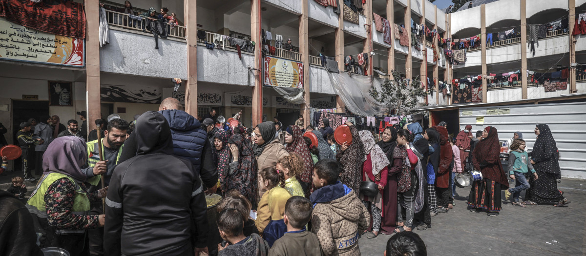 Palestinos desplazados en una escuela gubernamental en Rafah, Gaza