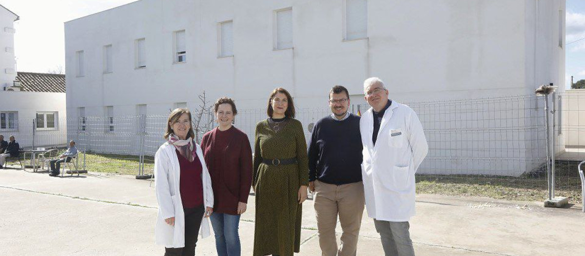 Miembros de Renacer con la edil delegada de Servicios Sociales Eva Contador