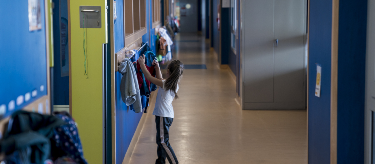 Una niña cuelga su mochila en un colegio público de la Comunidad de Madrid