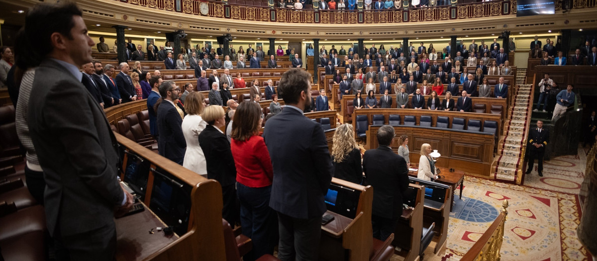 Diputados en el hemiciclo durante el minuto de silencio en homenaje a los guardias civiles asesinados en Barbate.