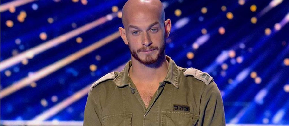 Shauli Greenglick durante su actuación con uniforme militar en las pruebas para representar a Israel en Eurovisión