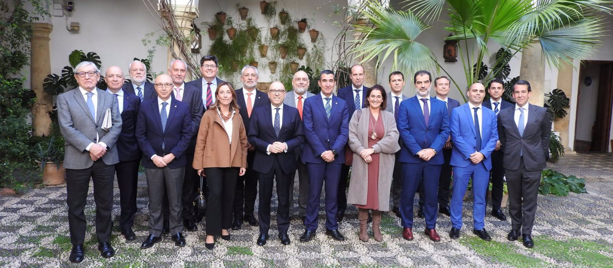 Joseba Barrena y Francisco José Tato Jiménez (centro), junto a responsables de Cajasur y del Consejo Andaluz de Economistas, en el Palacio de Viana de Córdoba.
POLITICA ANDALUCÍA ESPAÑA EUROPA CÓRDOBA ECONOMIA
CAJASUR