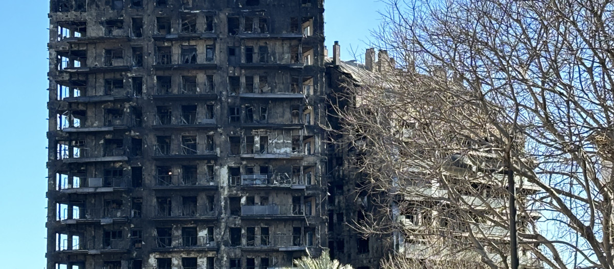 El edificio incendiado en Valencia, totalmente calcinado