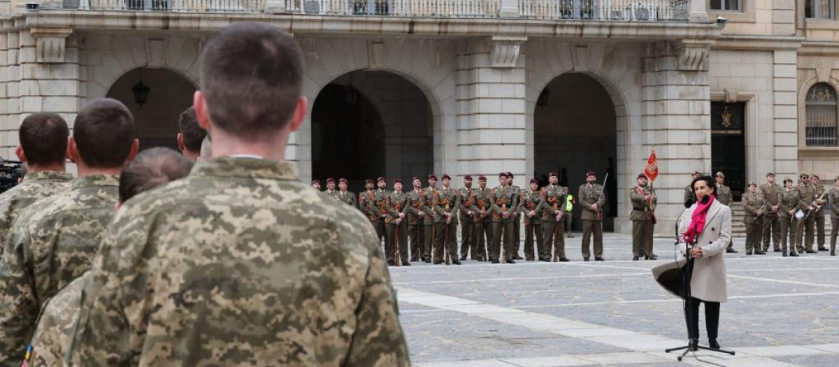 La ministra de Defensa, Margarita Robles, durante el homenaje que las Fuerzas Armadas rinden a los civiles y militares caídos en la guerra de Ucrania, este sábado en Toledo