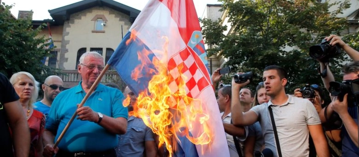 Una bandera de Croacia es quemada en Serbia en 2018