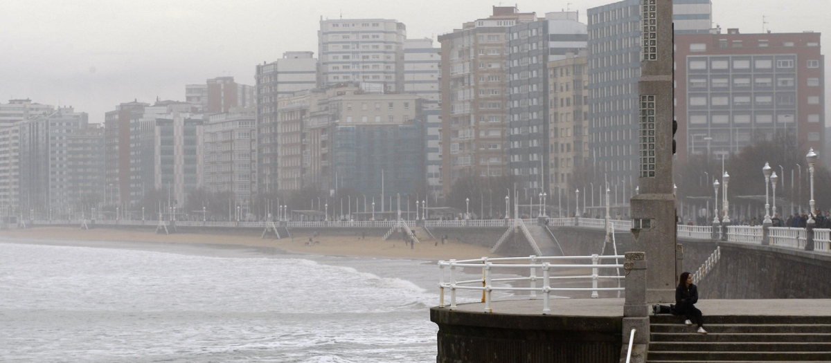 Lluvia en la playa de San Lorenzo, en Gijón