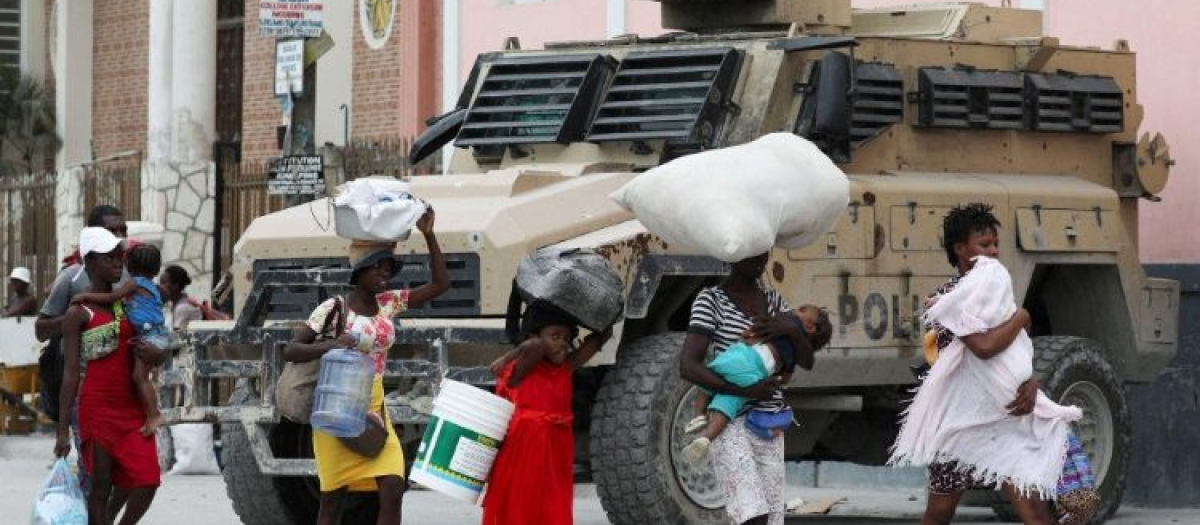 Los ciudadanos de Puerto Príncipe huyen de sus hogares a causa de la violencia causada por las bandas armadas