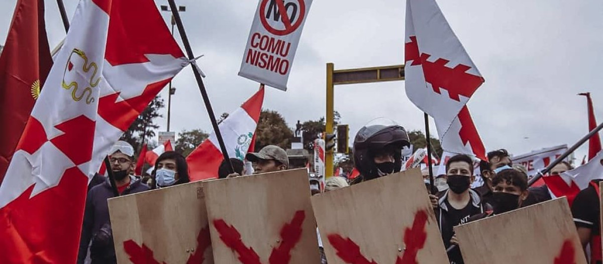 grupos peruanos usa las vieja bandera de España como símbolo de libertad