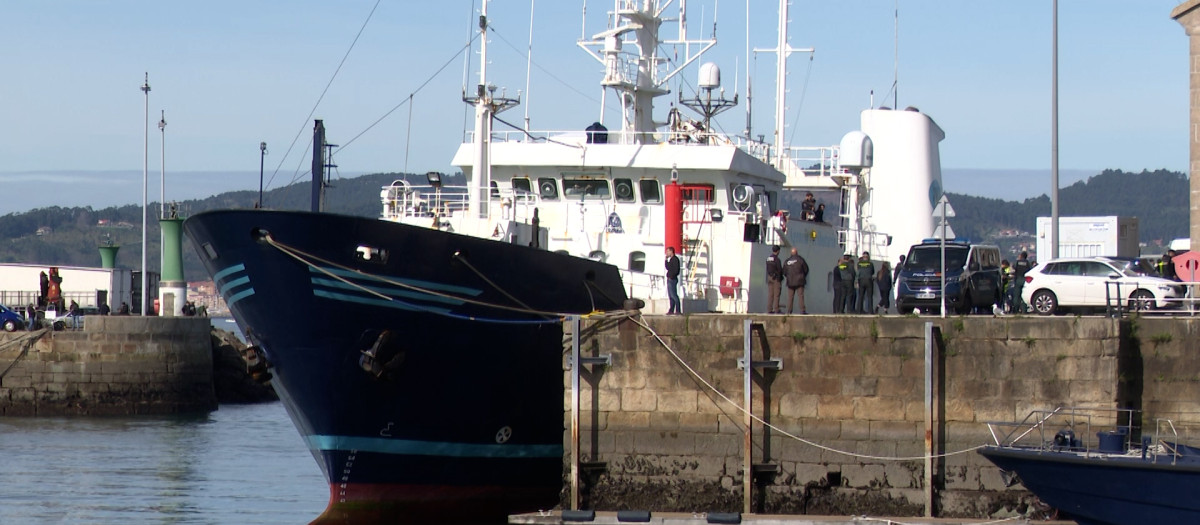 Llega a Vigo el velero con 200 kilos de cocaína que las autoridades descubrieron al auxiliarlo