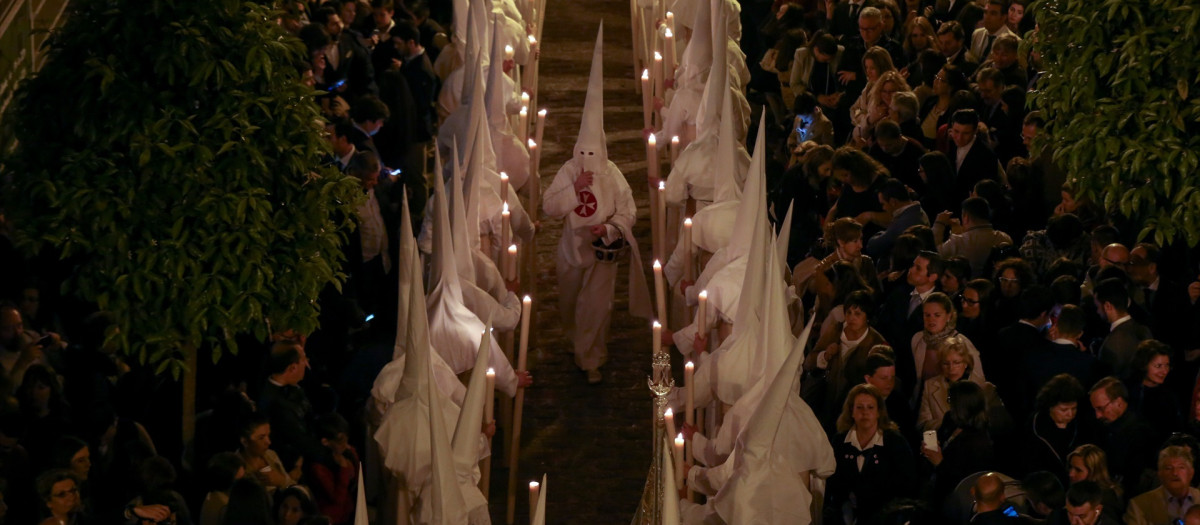 Nazarenos de La Amargura el Domingo de Ramos en Sevilla