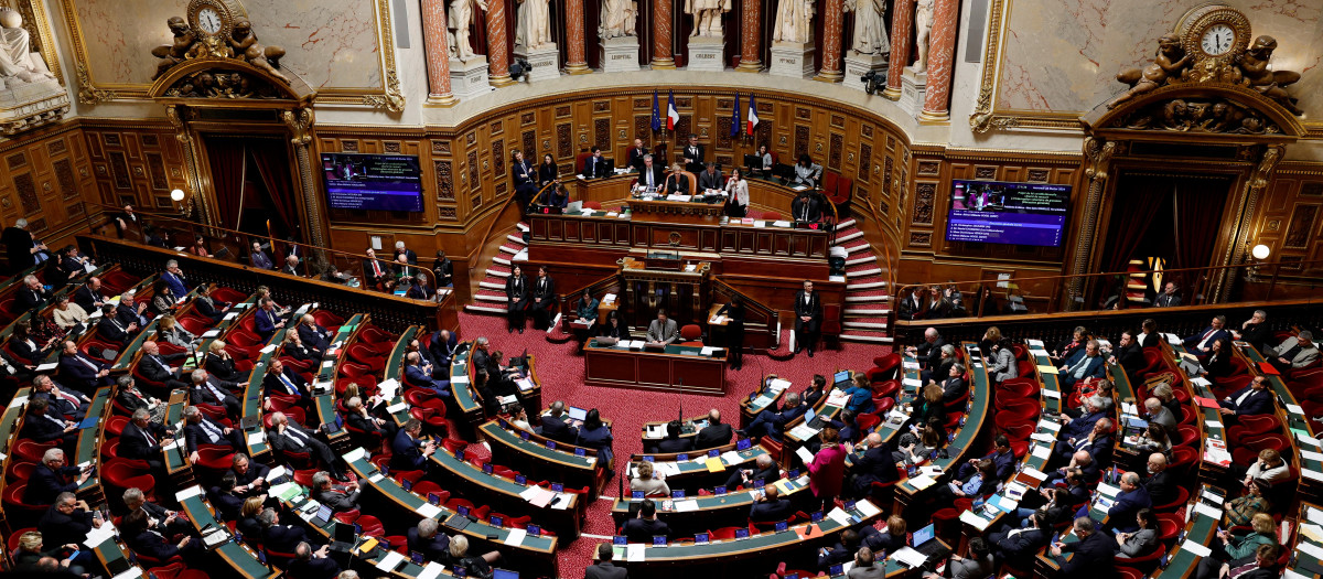 Plenario del Senado francés durante el debate de la inclusión del aborto en la Constitución