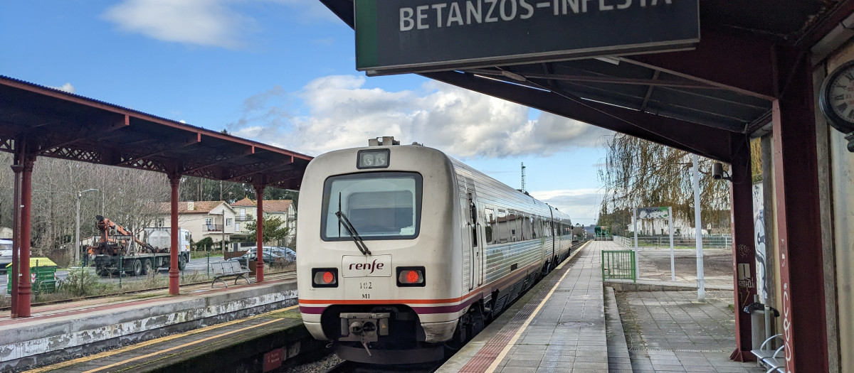 Un tren en la estación de Betanzos-Infesta.
