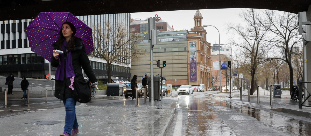 MADRID, 02/03/2024.- Aguanieve y bajas temperaturas en Madrid, en la tarde de este sábado. La Agencia Estatal de Meteorología (Aemet) anuncia para mañana, domingo, en la Comunidad de Madrid intervalos nubosos, y en la sierra nuboso o cubierto, temperaturas mínimas en general en descenso suave y máximas sin cambios significativos o en aumento. La Aemet ha activado hasta las seis de la madrugada el aviso amarillo por nevadas que podrían acumular espesores de 5 centímetros de nieve en 24 horas, acumulaciones que se darán por encima de los 1.200 metros. EFE/Mariscal