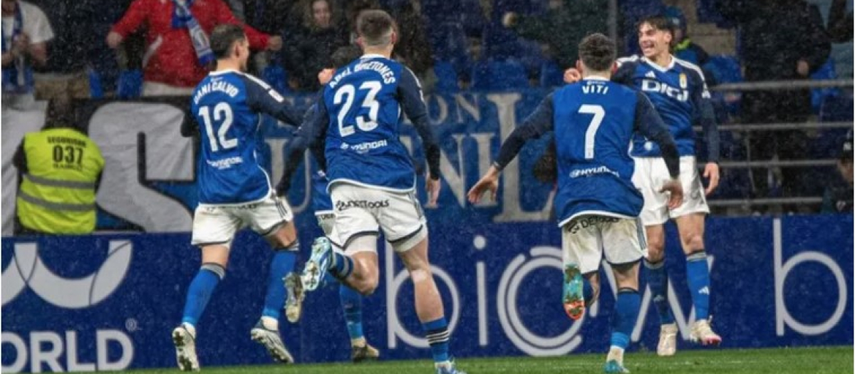 Los jugadores del Real Oviedo celebran el 1-1 de Oier Luengo