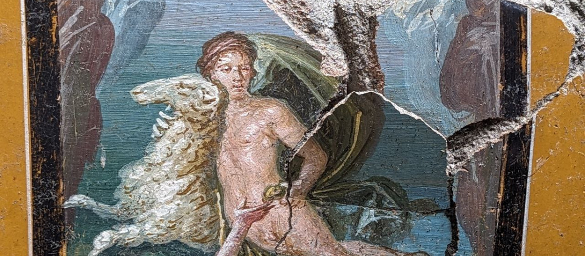 Un nuevo fresco en perfecto estado de conservación que narra el mito de los hermanos Helle y Phrixus, que escapan de su madrastra Beocia a lomos del carnero de oro, ha reaparecido en las excavaciones que se están realizando en la llamada Casa di Leda en Regio V de Pompeya, la ciudad romana sepultada por la erupción del Vesubio del 79 d.C. EFE/Parque Arqueológico de Pompeya SOLO USO EDITORIAL/ SOLO USO PERMITIDO PARA ILUSTRAR LA NOTICIA QUE ACOMPAÑA/ (CRÉDITO OBLIGATORIO)